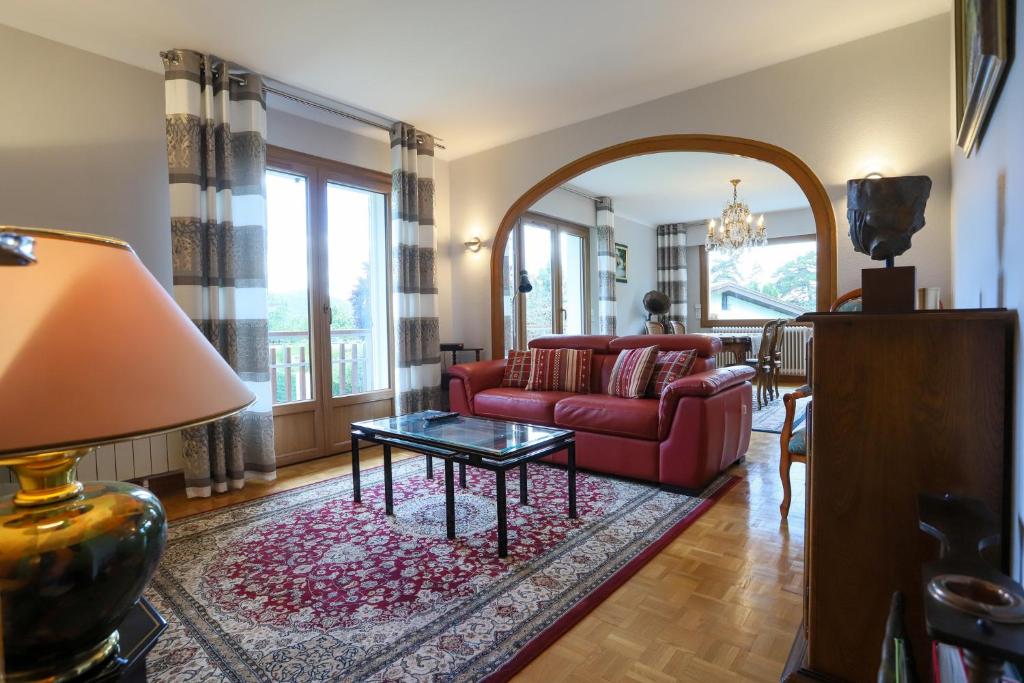Posedenie v ubytovaní Le Vintage grand appartement 4 étoiles avec jardin proche du lac