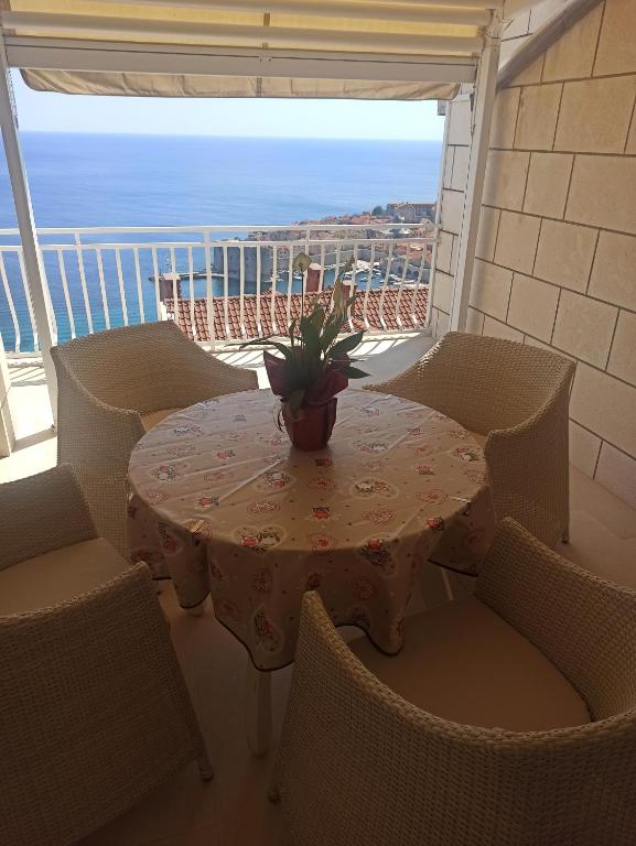 stół z doniczką na balkonie w obiekcie Peric Apartment West Dubrovnik w Dubrowniku