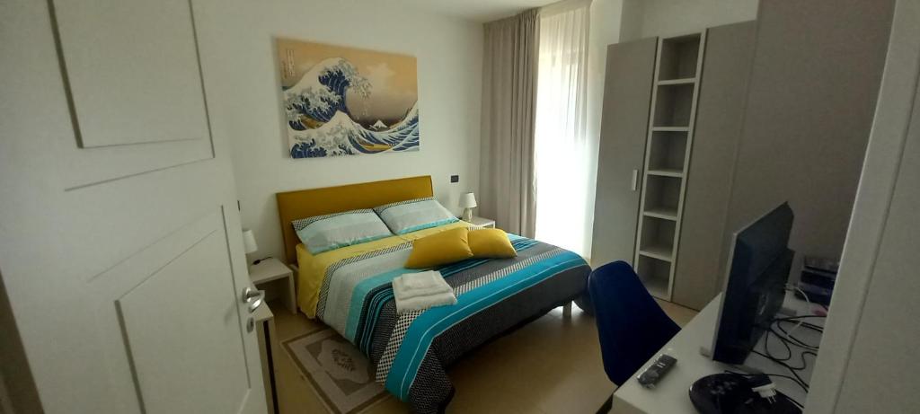 sypialnia z łóżkiem i biurkiem z komputerem w obiekcie Kalimera Guest House w mieście Giardini Naxos