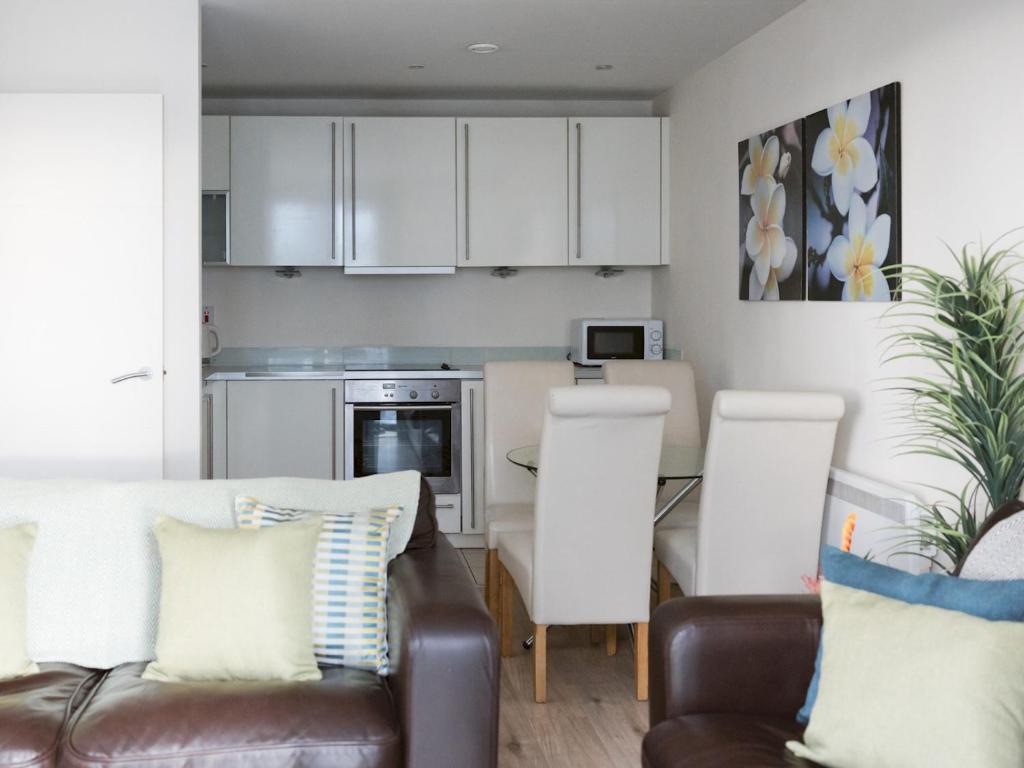 Pass the Keys Lovely 2-bed Glasgow Harbour with Parking and Views