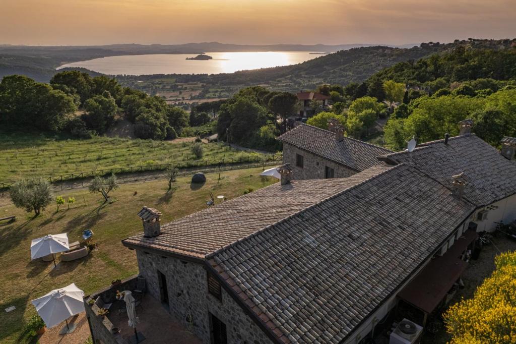 z góry widok na dom z widokiem na jezioro w obiekcie Agriturismo Le Casette Sul Lago w mieście Montefiascone