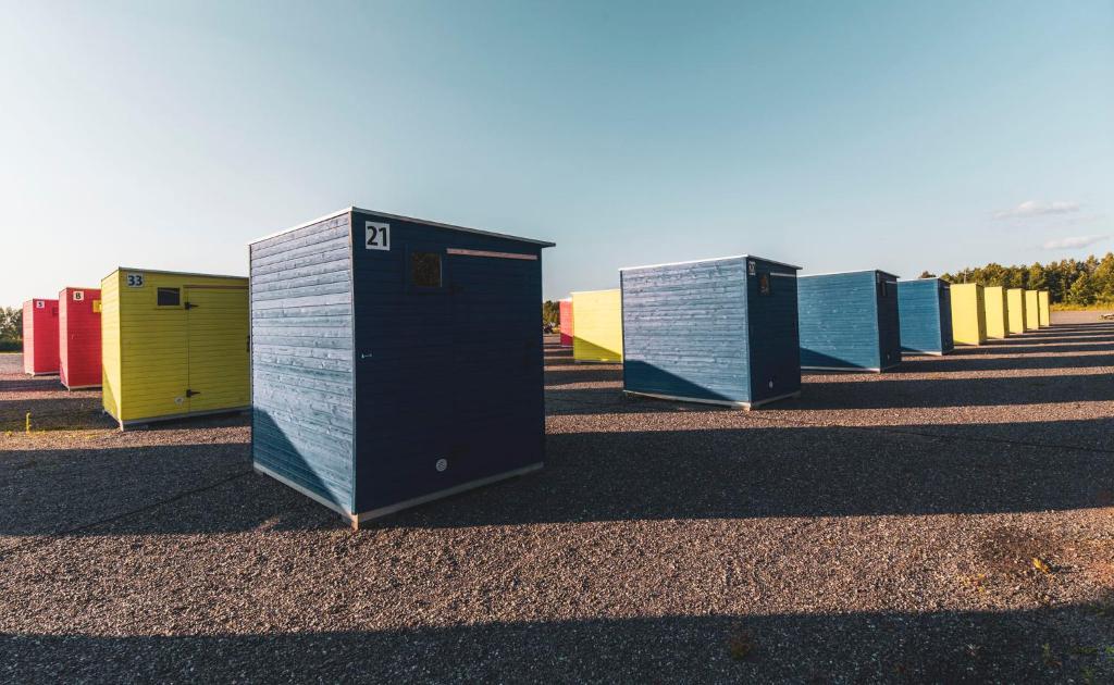 a row of portable toilets sitting in a row at Kirjurin Leirintä in Pori