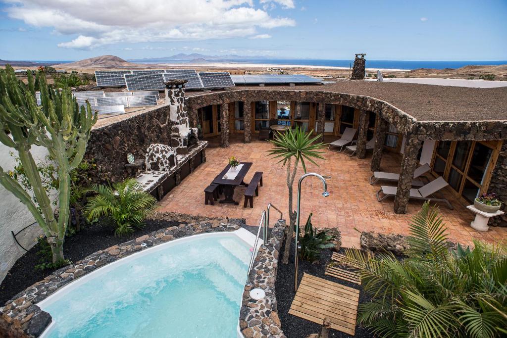 Výhled na bazén z ubytování Villa "La Estrella" - el Paraíso with private Jacuzzi nebo okolí