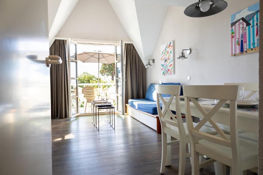 Posezení v ubytování Le Petit Fort - Duplex avec Piscine