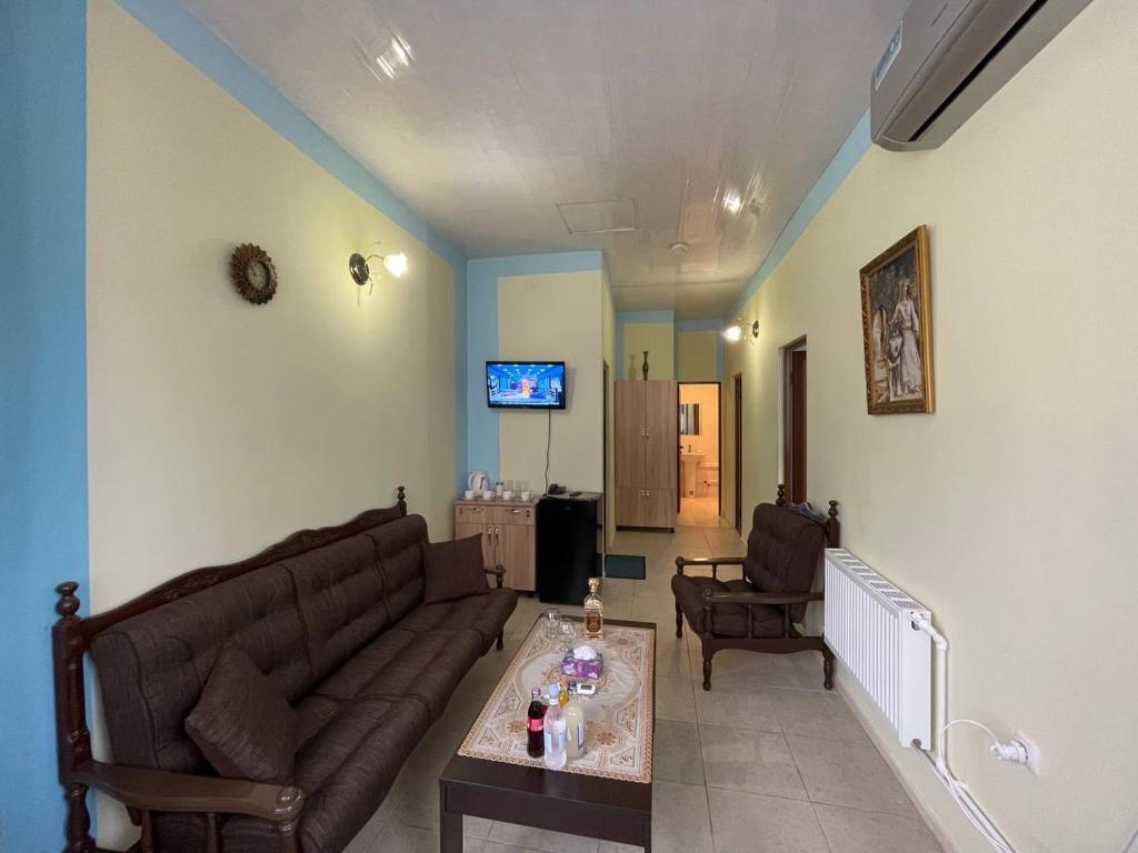 TV a/nebo společenská místnost v ubytování ALEM Hotel