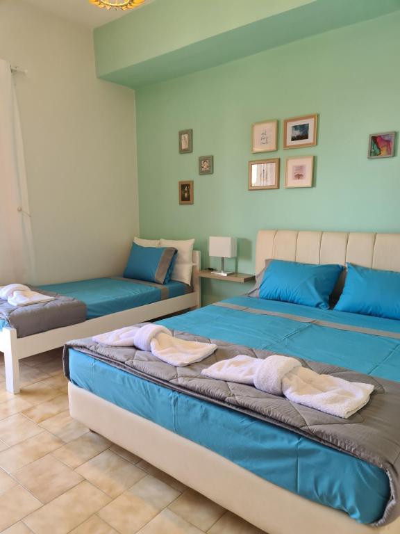 A seating area at Seaside Apartment in Xilokastro - Thalassa Blue by Booking Kottas