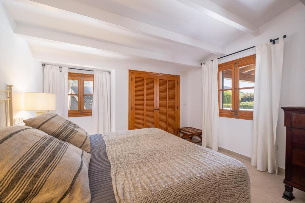 Postel nebo postele na pokoji v ubytování Villa Joana La font By SunVillas Mallorca