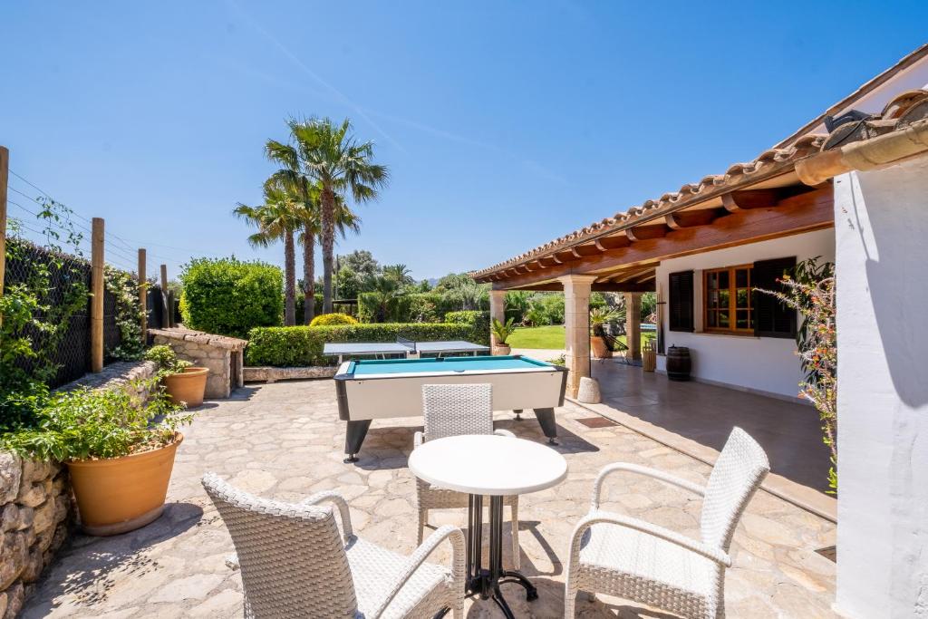 Bazén v ubytování Villa Joana La font By SunVillas Mallorca nebo v jeho okolí