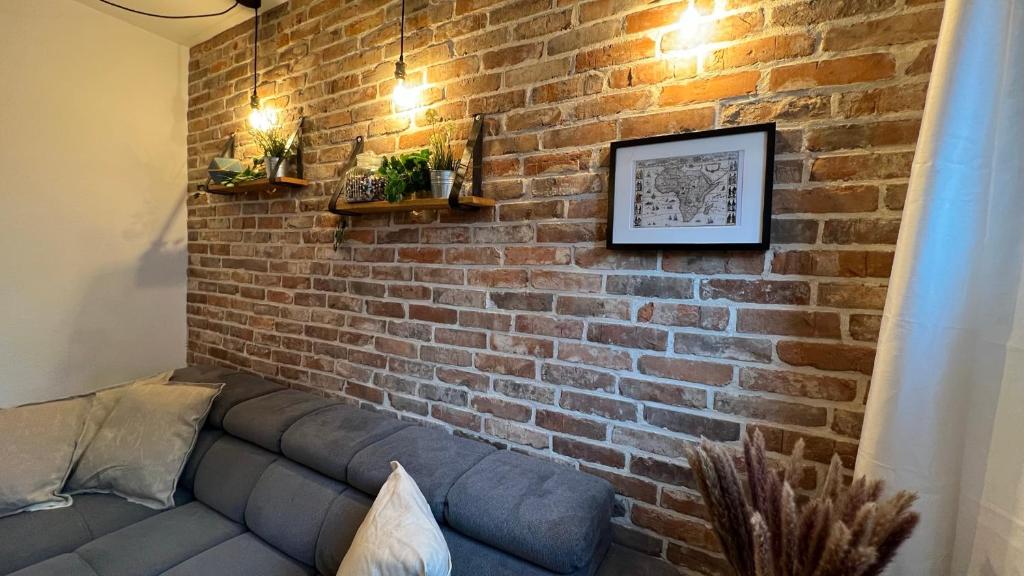 a brick wall with a couch against a brick wall at Designerwohnung Afrika sehr zentral gelegen in Hannover