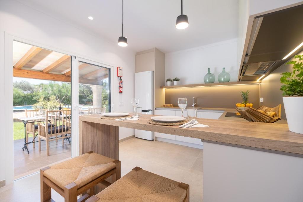 Kuchyň nebo kuchyňský kout v ubytování Villa Joana La font By SunVillas Mallorca