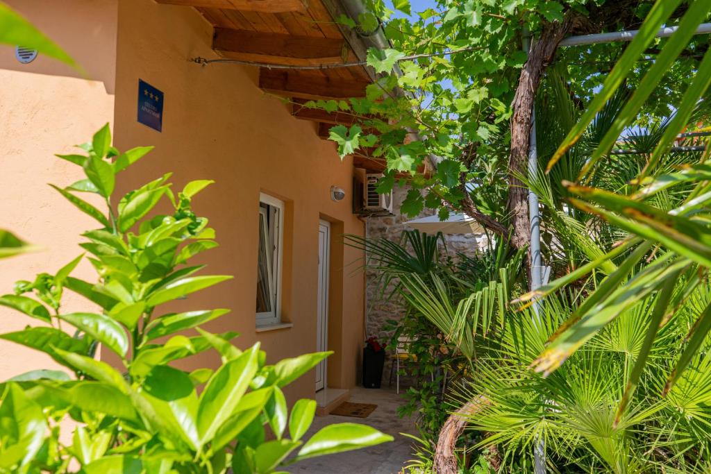 Vonkajšia záhrada v ubytovaní Eleonora Apartments