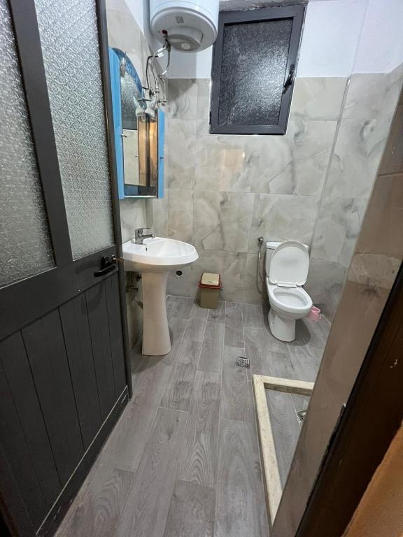 Bilik mandi di Dragoti Apartment 2