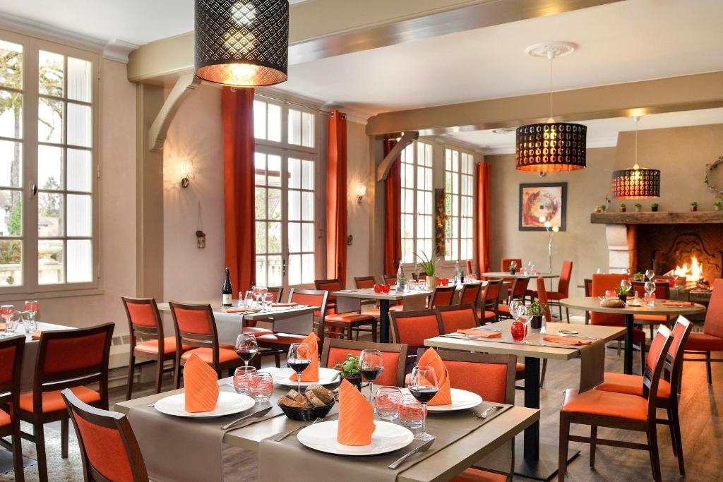 Reštaurácia alebo iné gastronomické zariadenie v ubytovaní Logis Hôtel Restaurant Le Parc