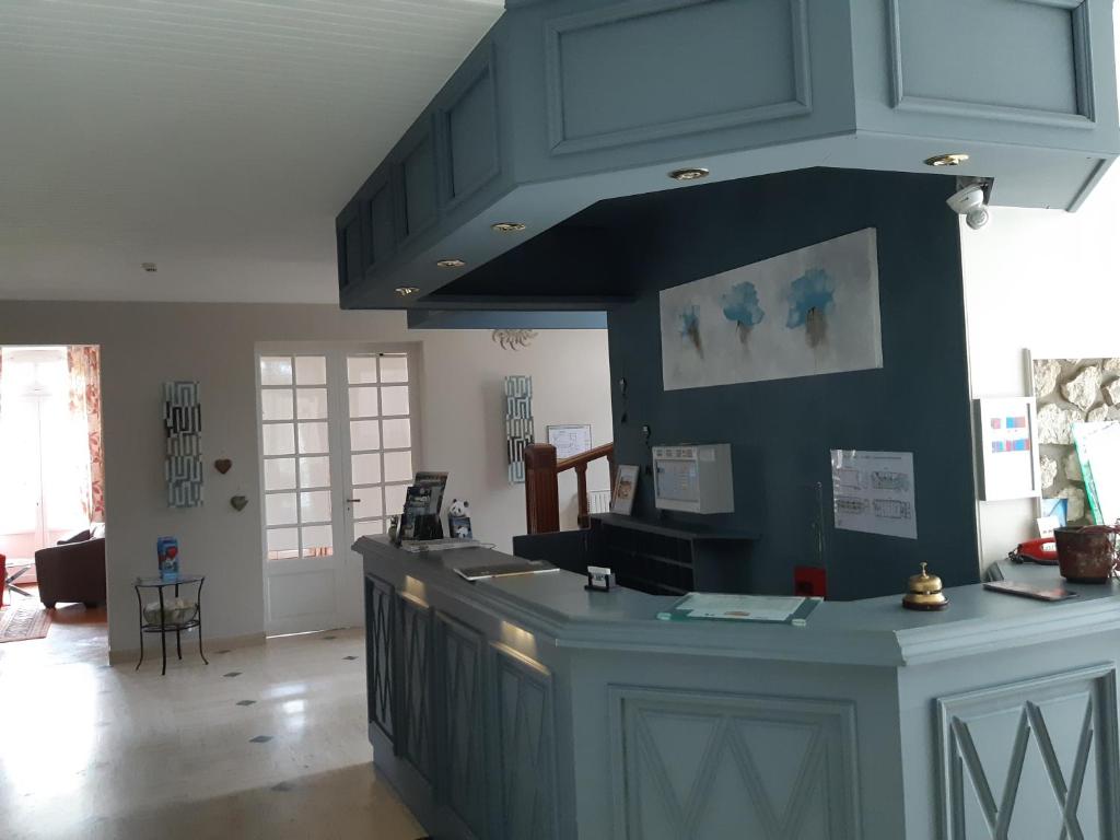 Kuchyňa alebo kuchynka v ubytovaní Logis Hôtel Restaurant Le Parc