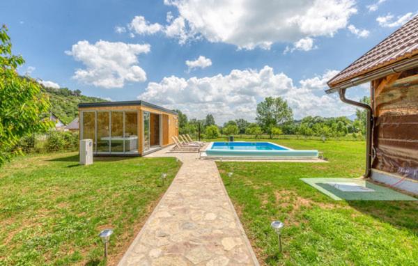 ein Haus mit einem Pool im Hof in der Unterkunft Manuela in Gospić