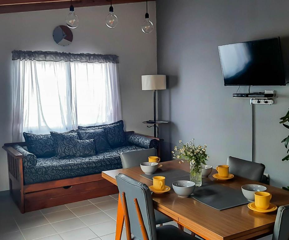 - un salon avec un canapé et une table à manger dans l'établissement La huerta, à Ushuaia