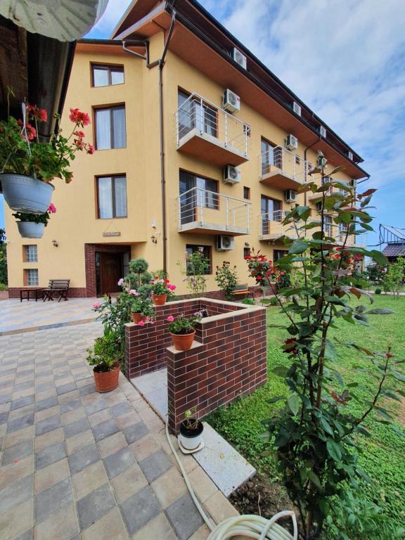 un edificio con un patio con plantas y flores en Casa Roua, en Venus