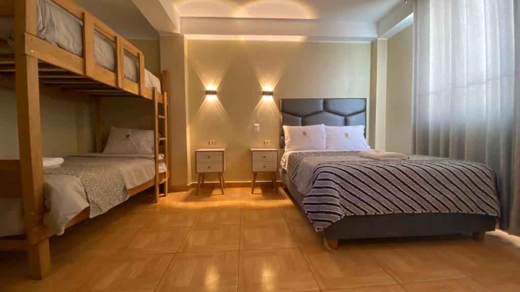 2 camas en una habitación con 2 literas en HOTEL MAR Y LAGO en Lunahuaná
