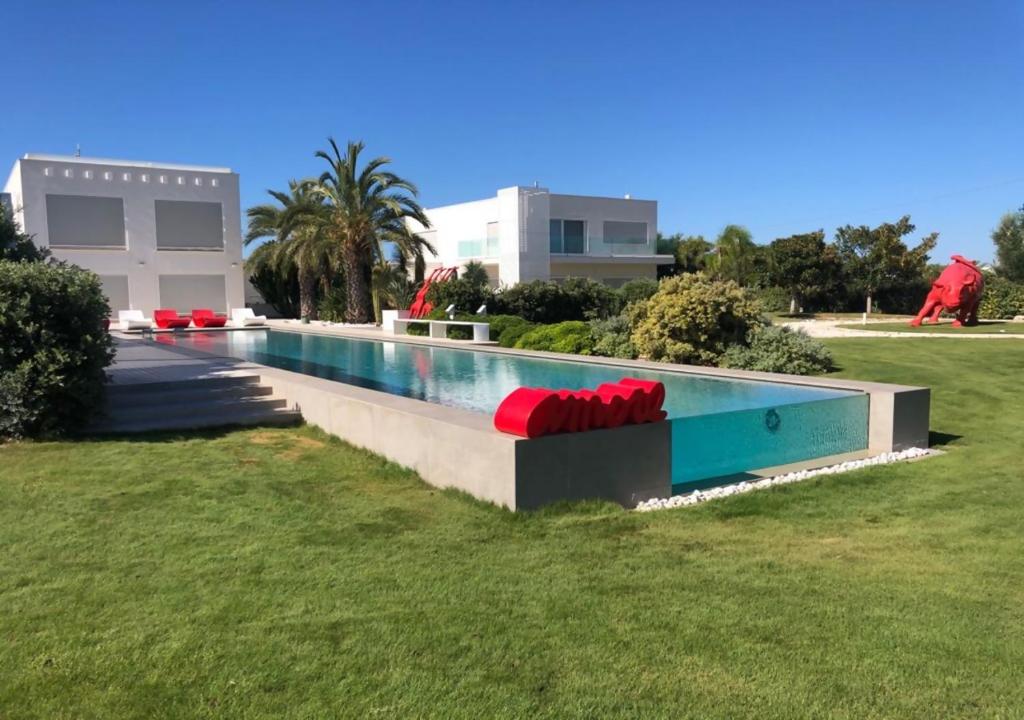 een zwembad in het midden van een tuin bij Villa VINNER 1 Wellness & SPA in Monopoli