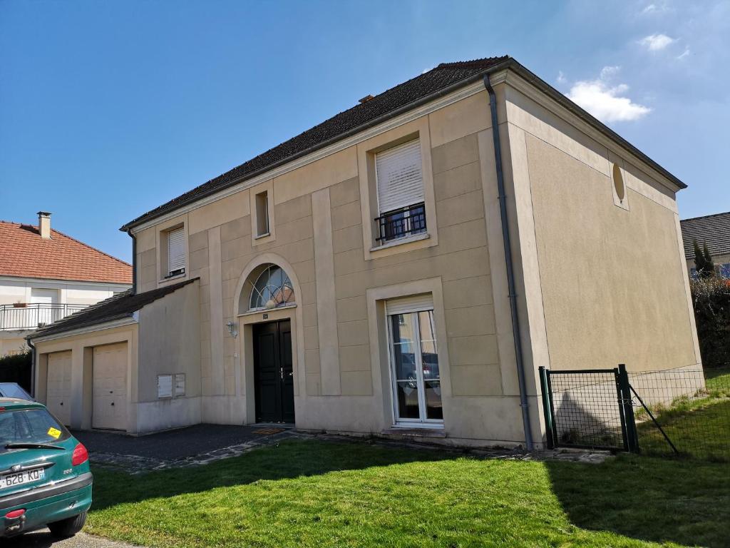 une maison avec une voiture garée devant dans l'établissement Clés Vancances Europe, à Bussy-Saint-Georges