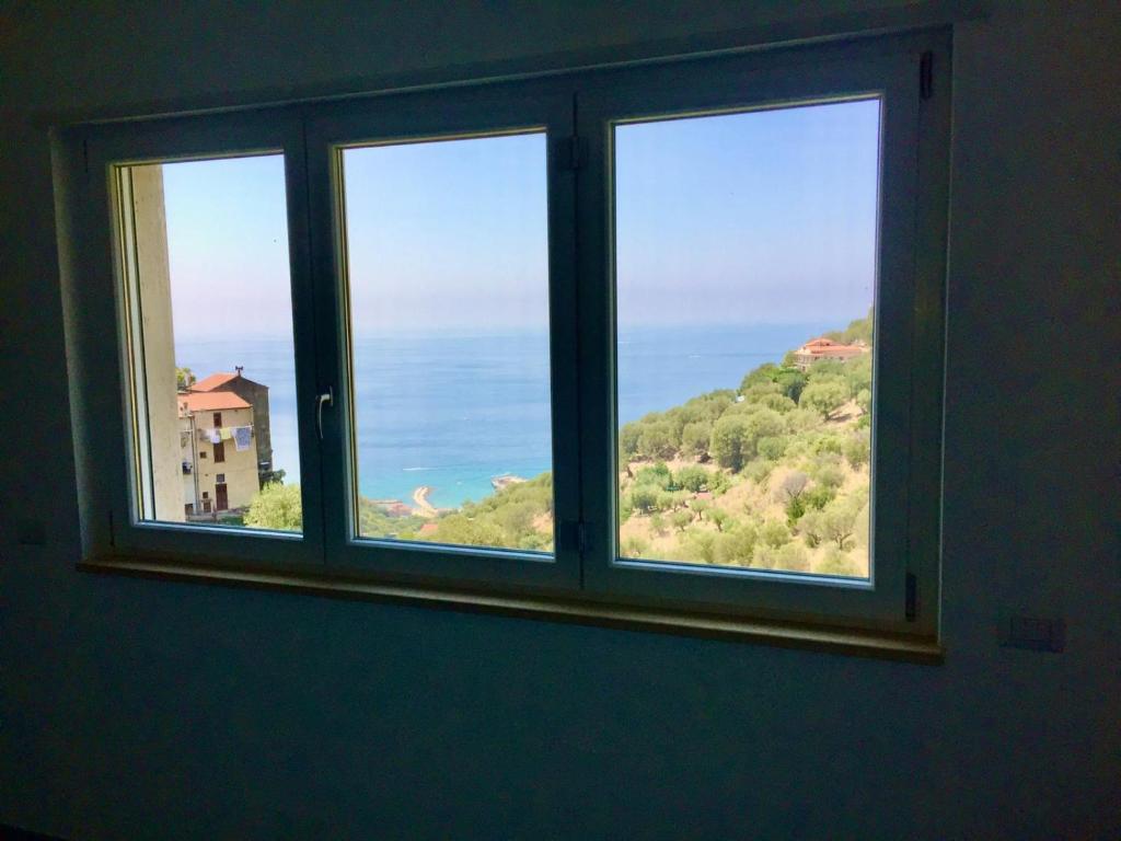 - une fenêtre dans une chambre avec vue sur l'océan dans l'établissement I Fiori di Donna Ester, à Pisciotta