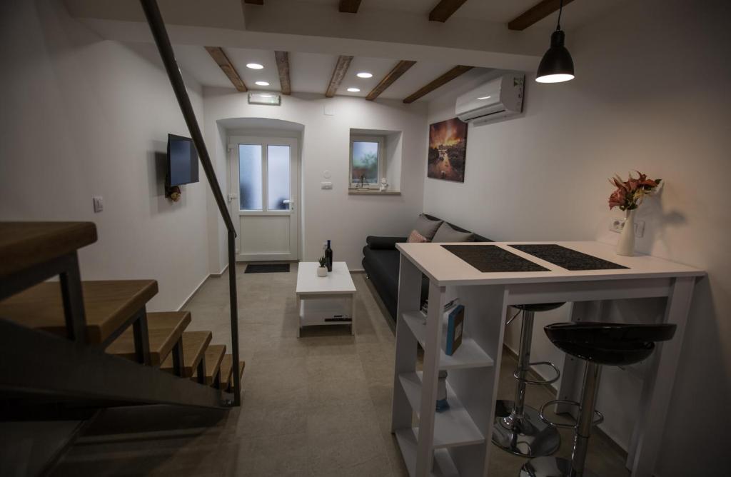 Televízia a/alebo spoločenská miestnosť v ubytovaní Apartman Mama Marija