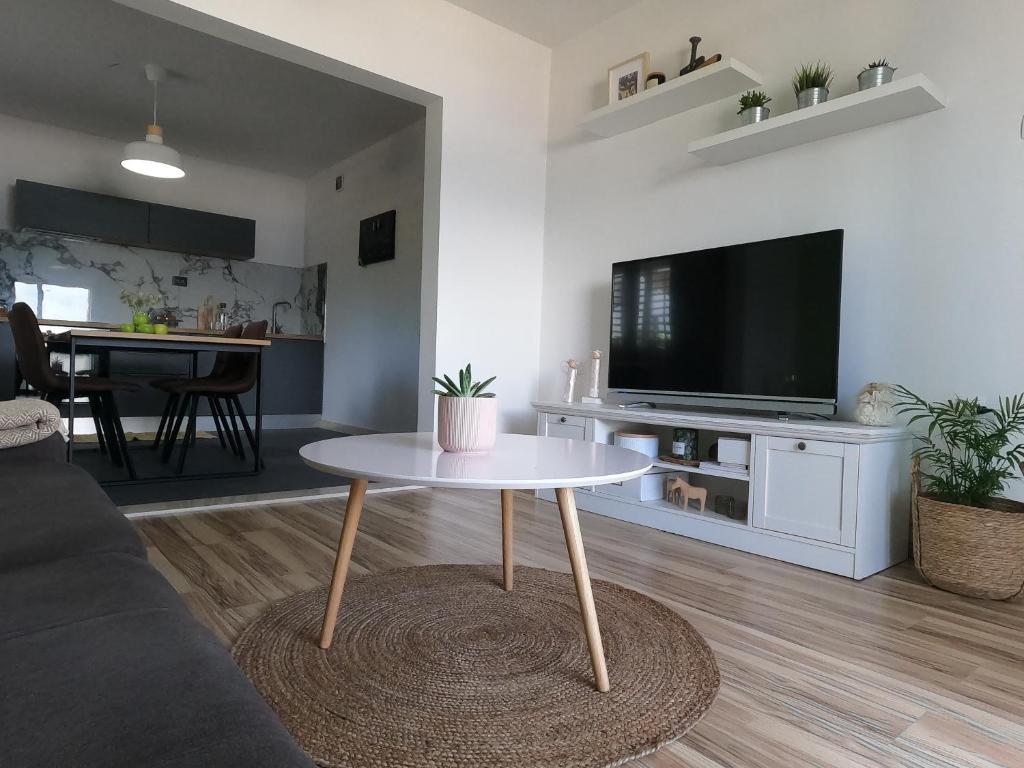 TV a/nebo společenská místnost v ubytování Moj komod