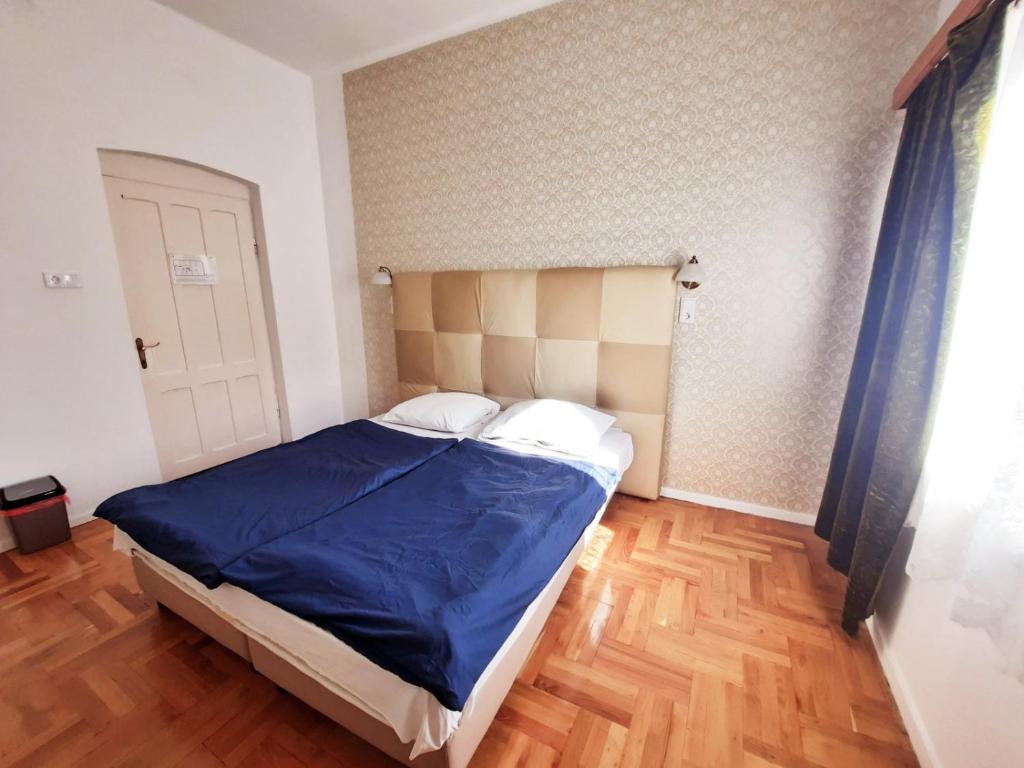 Posteľ alebo postele v izbe v ubytovaní Central Room