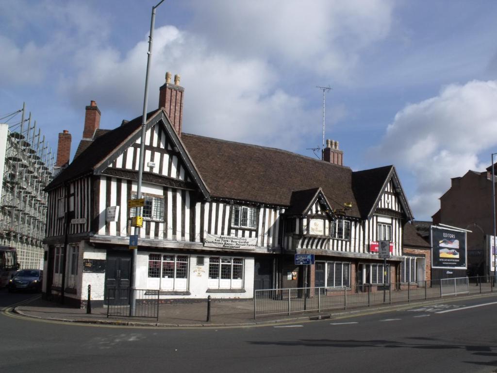 un bâtiment noir et blanc au coin d'une rue dans l'établissement The Old Crown, à Birmingham