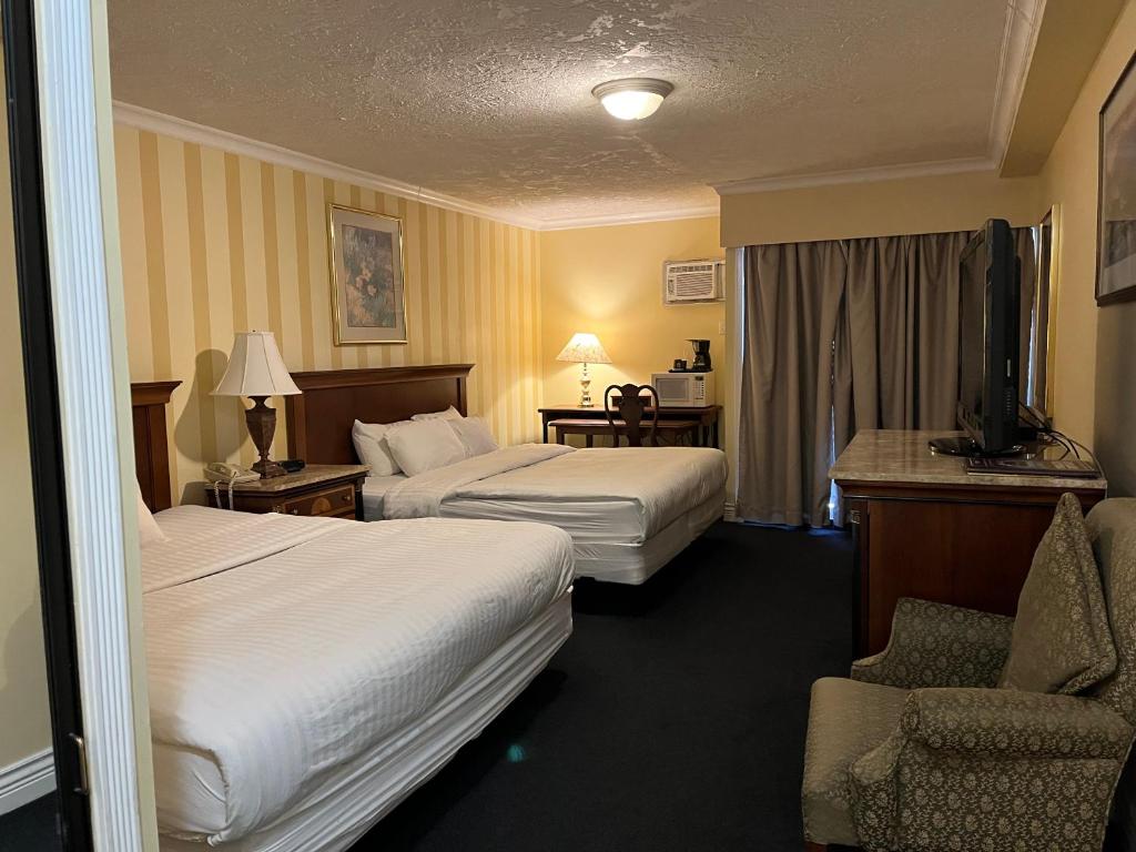 Postel nebo postele na pokoji v ubytování Island Travel Inn