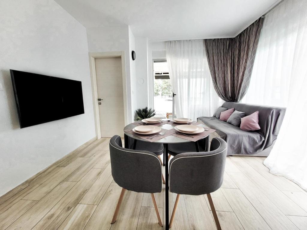 Televízia a/alebo spoločenská miestnosť v ubytovaní Rosemarie Beach Suites Zadar