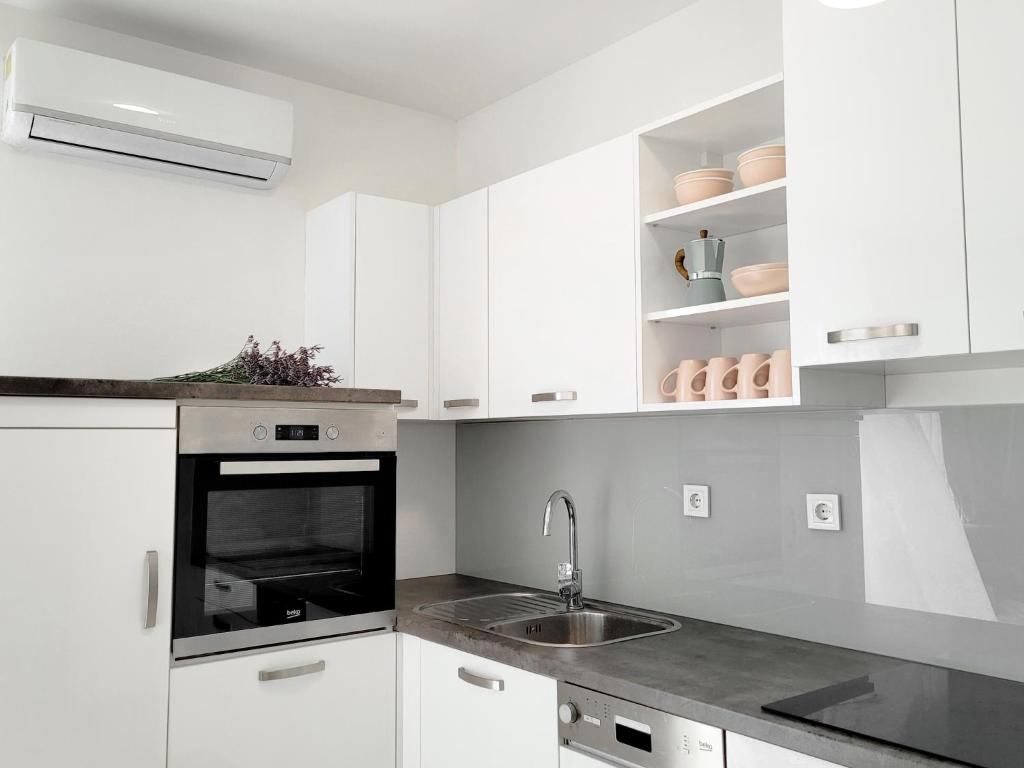Kuchyňa alebo kuchynka v ubytovaní Rosemarie Beach Suites Zadar