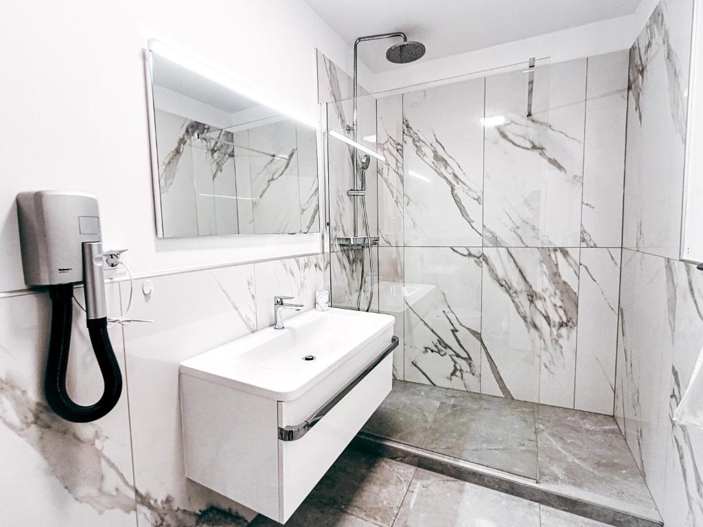 Kúpeľňa v ubytovaní Rosemarie Beach Suites Zadar