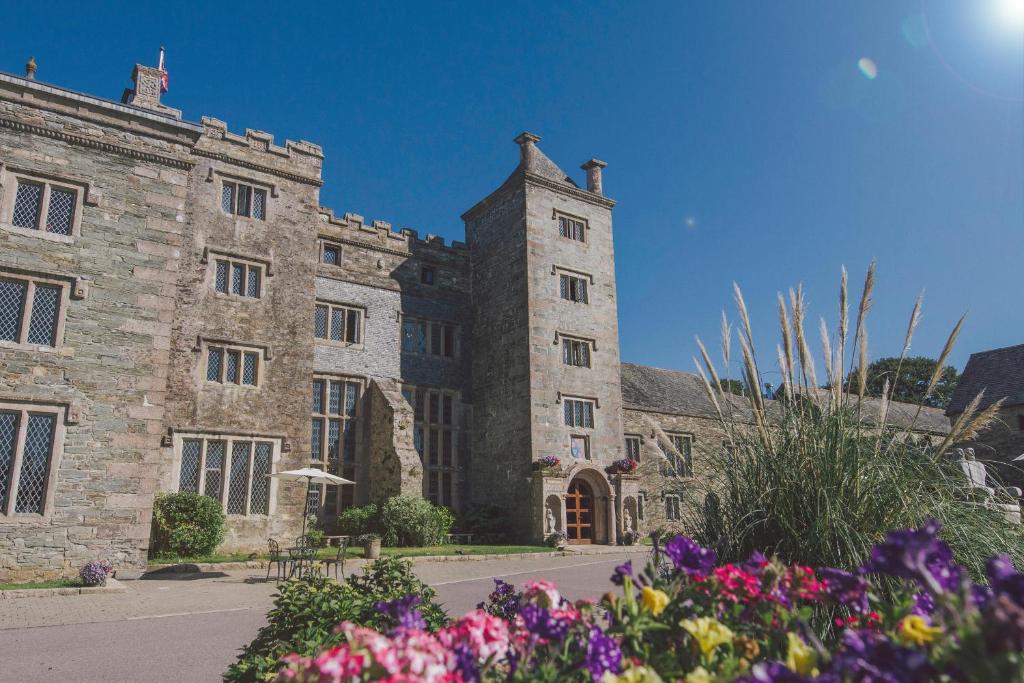 un viejo edificio de piedra con flores delante en Boringdon Hall Hotel and Spa, en Plymouth