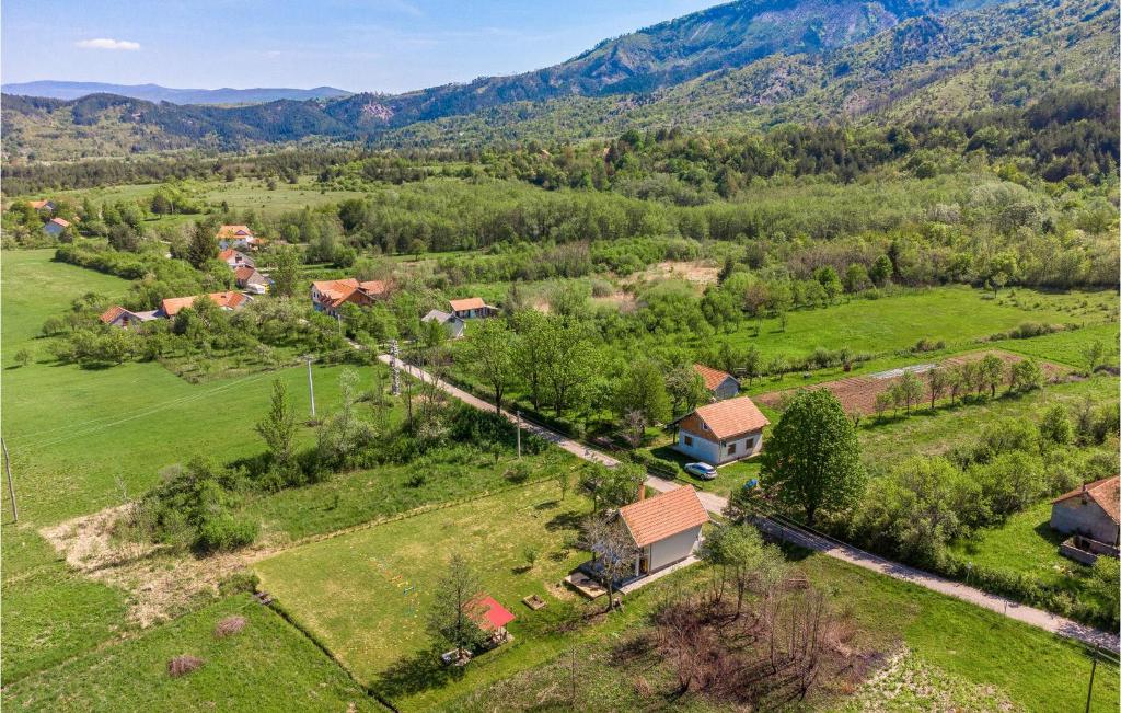 Gorgeous Home In Kunovac Kupirovacki With Wifi : اطلالة جوية على مزرعة فيها بيوت واشجار