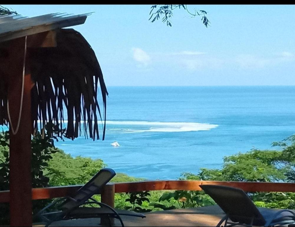 - une vue sur l'océan depuis le balcon du complexe dans l'établissement L'Auberge Polynésienne, à Tevaitoa