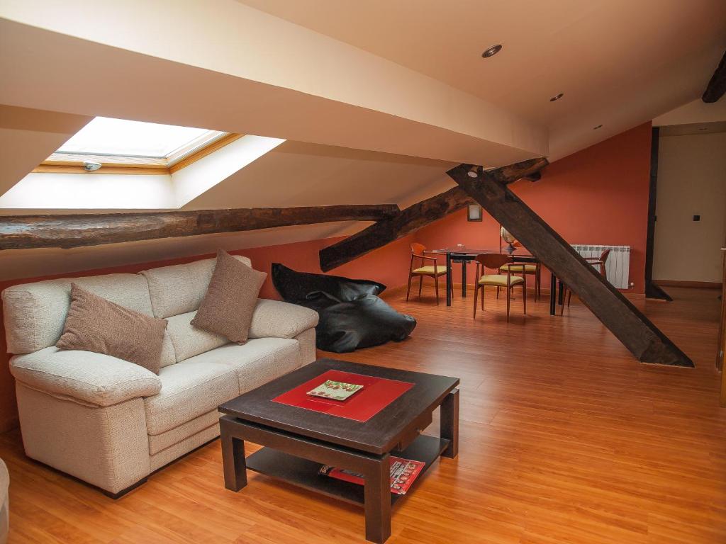 sala de estar con sofá blanco y mesa en Auténtica buhardilla en el centro de Béjar, en Béjar