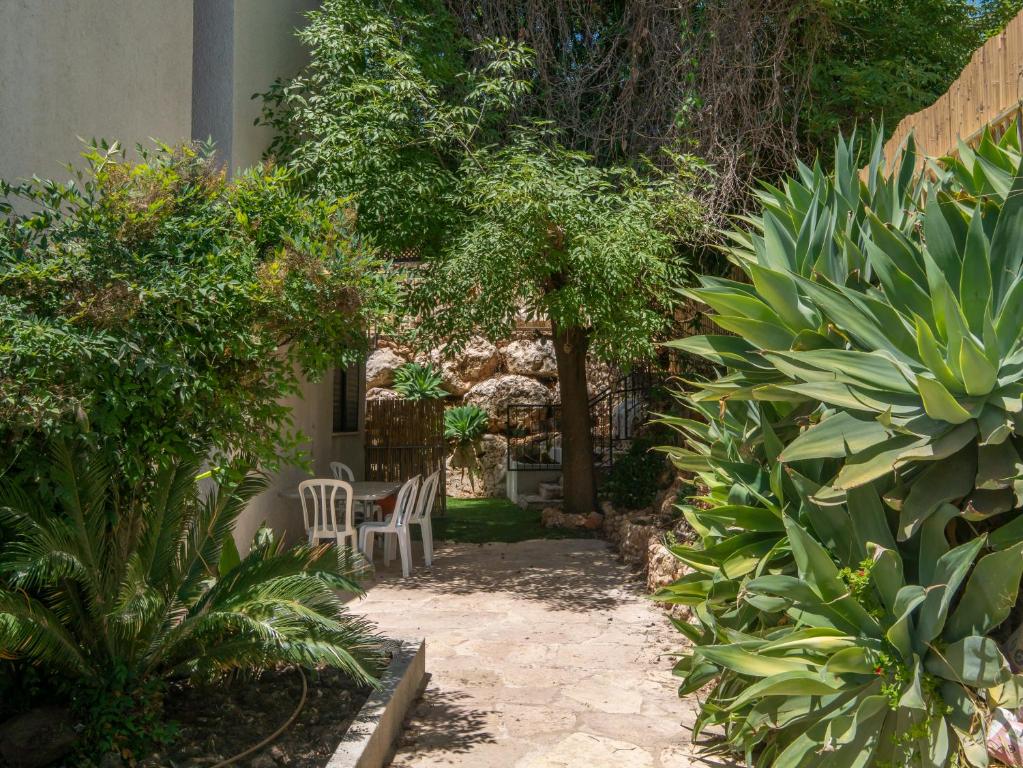 un jardín con mesa, sillas y árboles en Panorama Golan נוף הגולן Дом в Галилее, en Safed