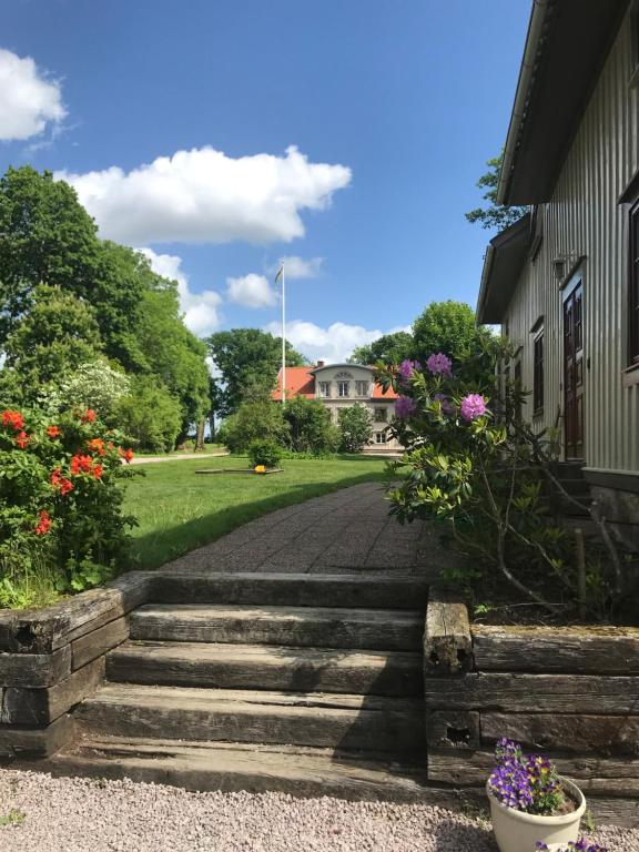 una rampa di scale che porta a una casa di Sjötorp Säteri Bed & Breakfast a Larv