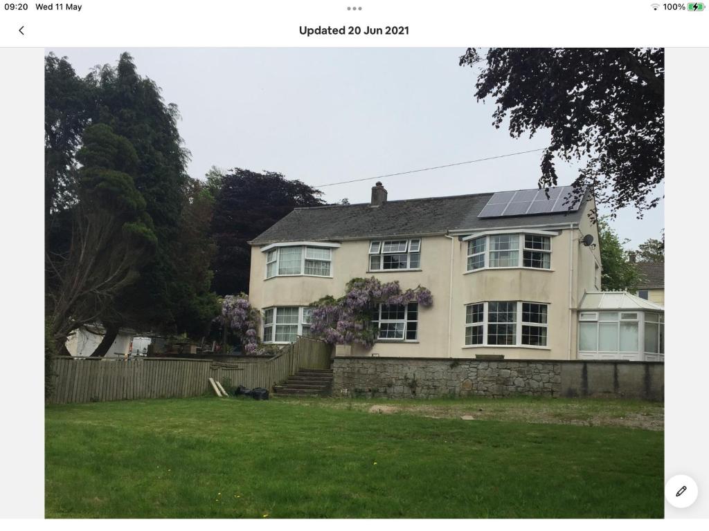 uma casa com painéis solares no telhado em Bosloe em Helston