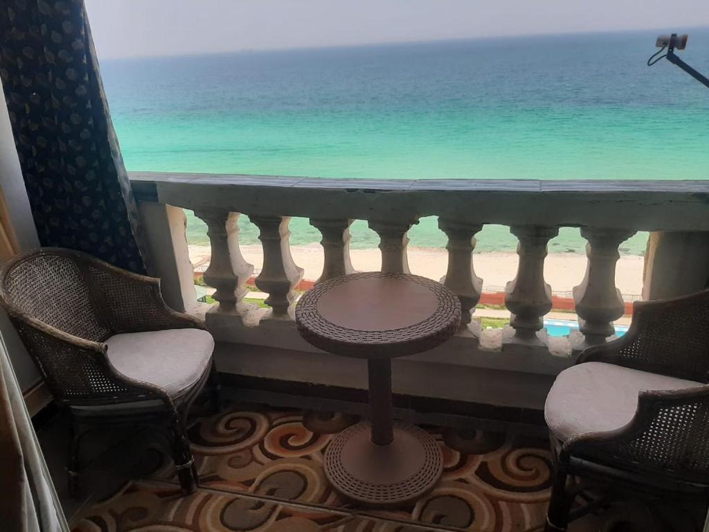 balcón con vistas al océano en Panorama Apartment with a charming sea and swimming pool view near Alexandria with Free wifi شقة باطلالة ساحرة على البحر وحمام السباحة, en Alejandría