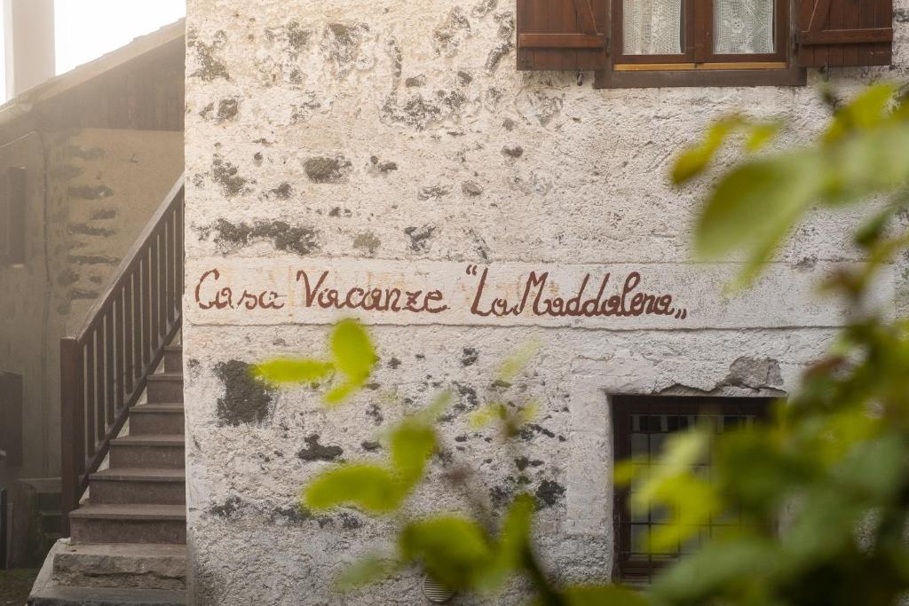 Sant'Orsola TermeにあるCasa vacanze La Maddalenaの建物脇の看板