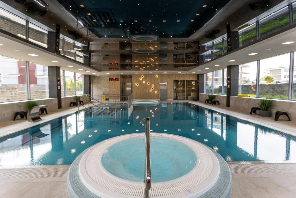 Bazén v ubytovaní Apartament Klifowa 8 lok 4 w budynku basen sauna alebo v jeho blízkosti