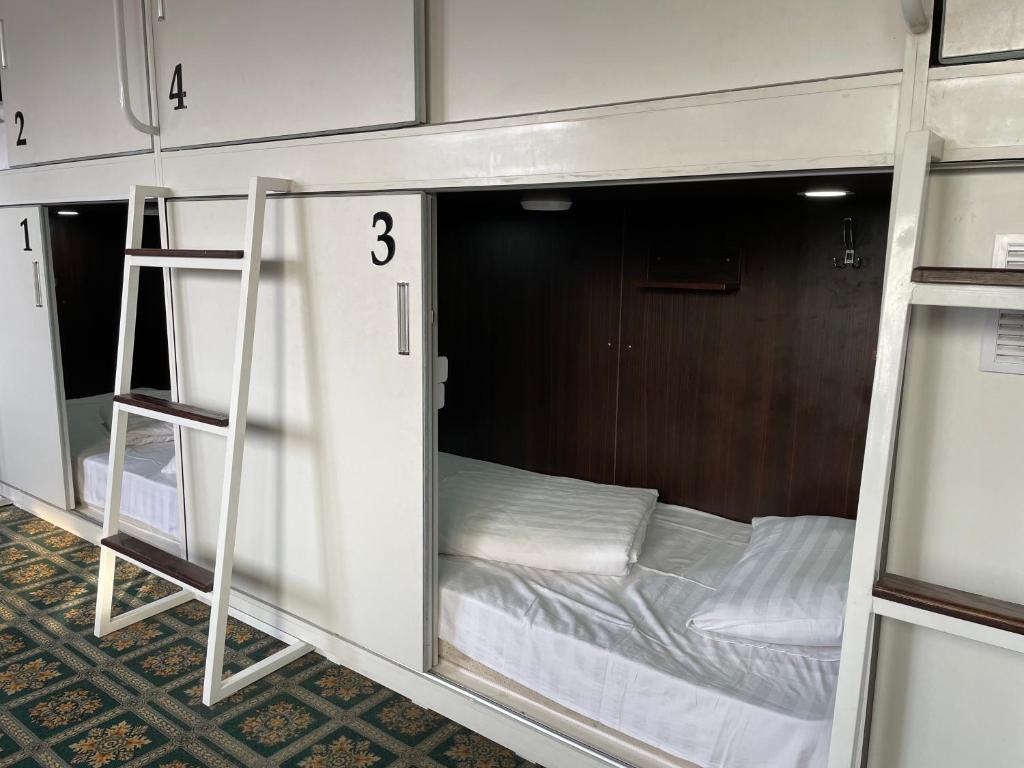 una habitación con dos literas en una habitación en Capsule hotel TechnoCave, en Bishkek