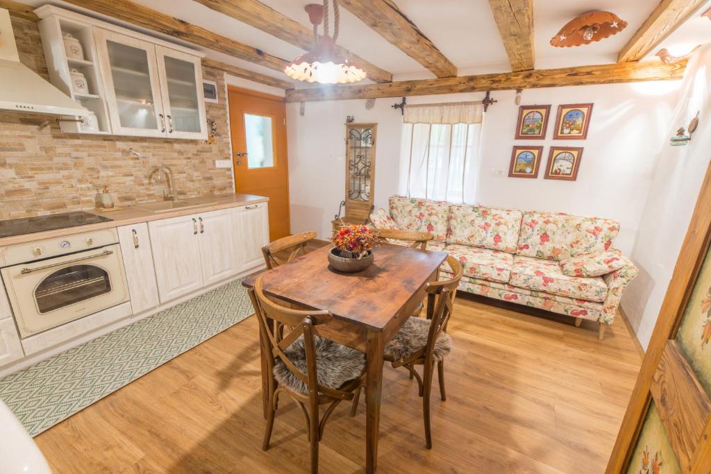 Kuchyň nebo kuchyňský kout v ubytování Rustic Apartment PETRA