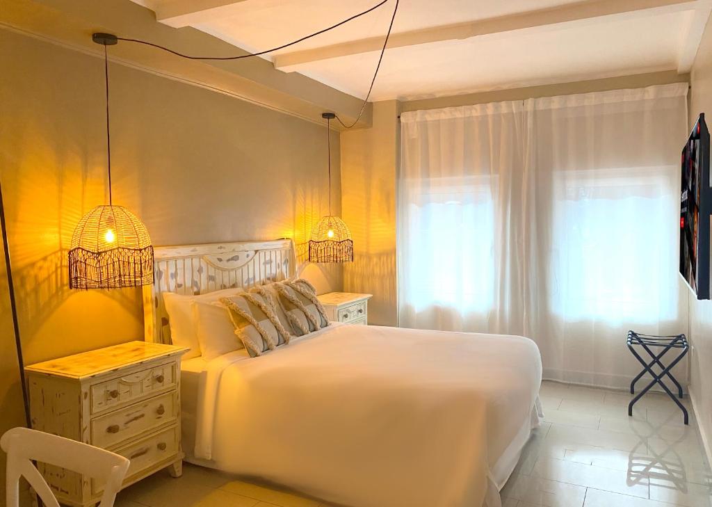 una camera con un letto bianco e una finestra di Magnolia Inn a Città di Panama