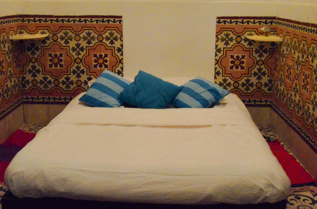 Una cama o camas en una habitación de Riad Dar Mchicha