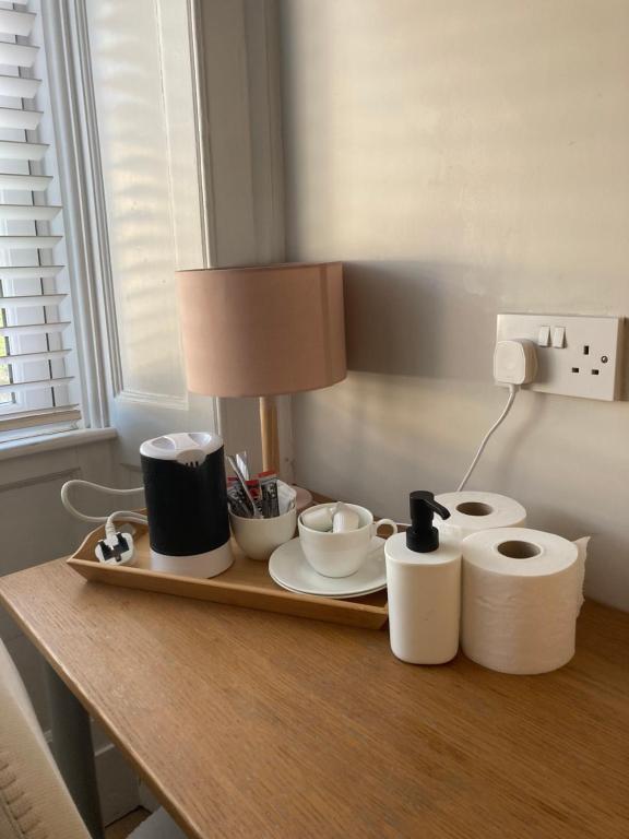 ein Tablett mit Toilettenpapier und einer Lampe auf dem Tisch in der Unterkunft 'Bloomfield' at stayBOOM in Lancaster