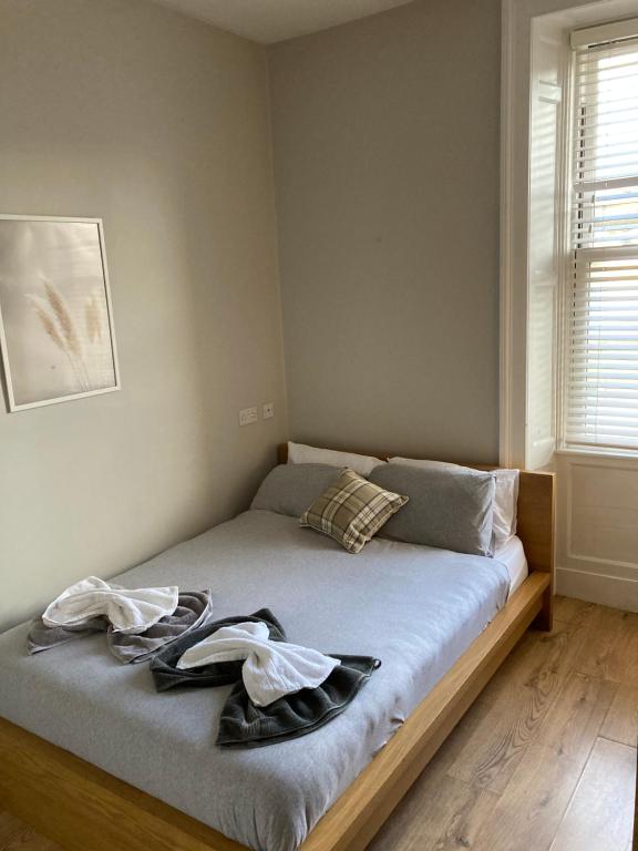sypialnia z łóżkiem z dwoma ręcznikami w obiekcie 'Bloomfield' at stayBOOM w mieście Lancaster