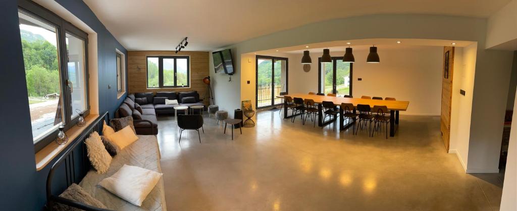 ein Wohnzimmer und ein Esszimmer mit einem Tisch und Stühlen in der Unterkunft CHALET LA FOUGERE 15 personnes 180m2 bauges Savoie Thoiry in Thoiry